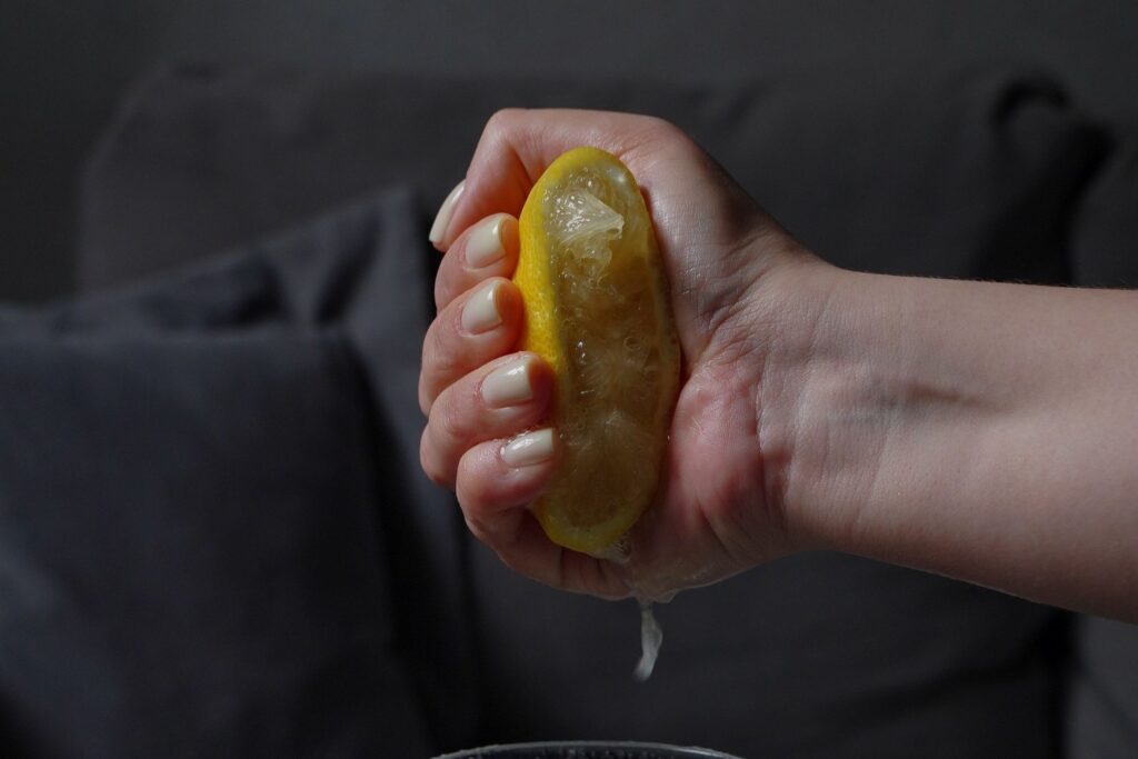 Squeezing a fresh lemon into a glass of water — Korea's 1 lemon a day habit